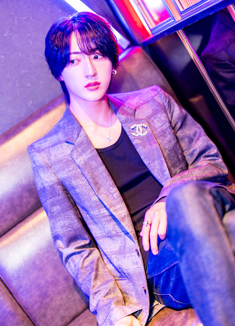 【ATOM ROYAL -TOKYO-】美波 駿佑 異色の経歴を持つ男が、ホストという職業にどんな“本質”を見出したのか――今、その答えが明かされる。