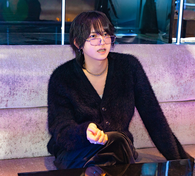 【ATOM-PLACE-】 mAko 表舞台を離れた彼が選んだ次の場所──モデル経験を武器に夜で躍進する理由