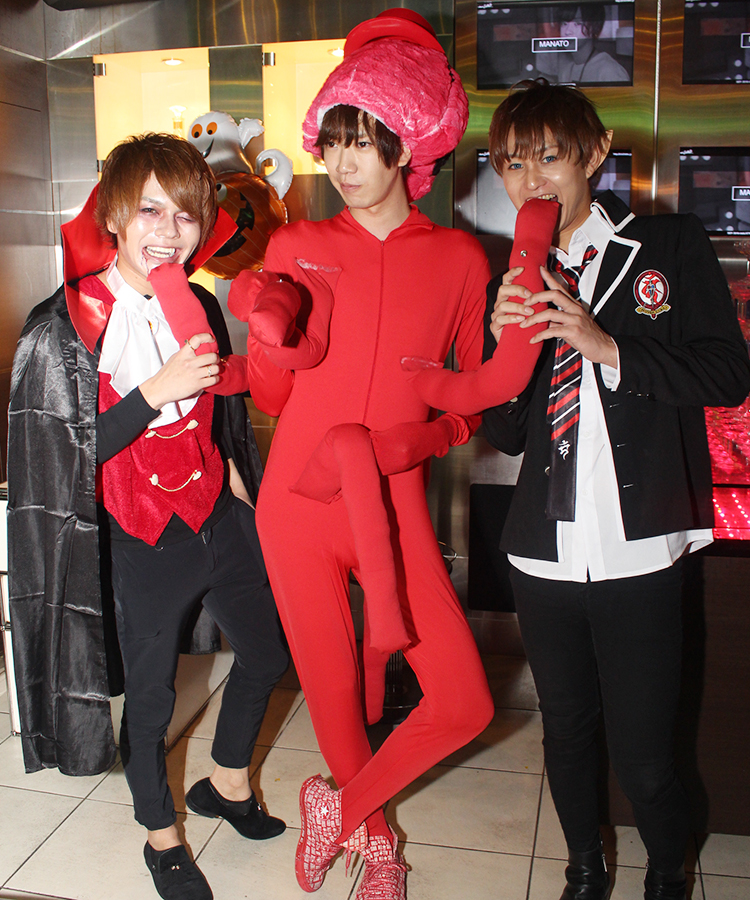 タコを食べるバンパイア達!!