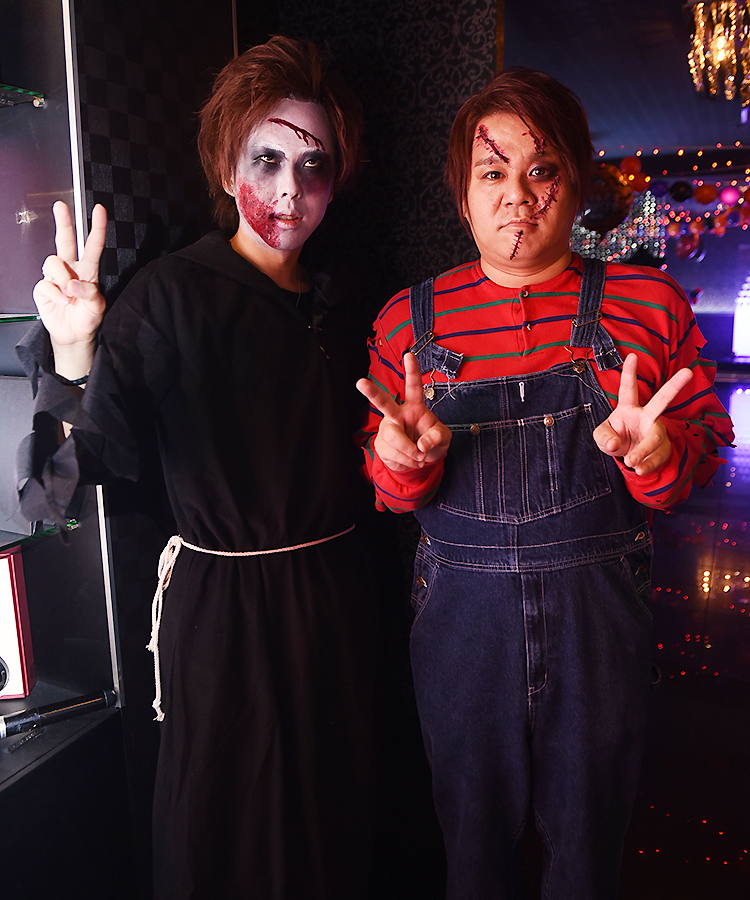 傷跡は生々しいけども、写真撮影には気軽に応じてくれるご陽気なゾンビ2人組