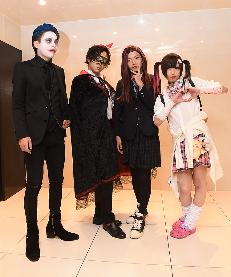 おそらく同じ世界では存在し得ないであろうカオスな4人組