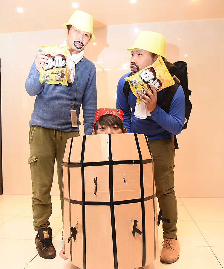 カールおじさん2人と黒ひげ危機一髪のコラボ