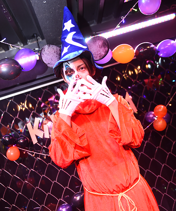 版権の関係で詳細は言えませんがディ○ニーランドの人