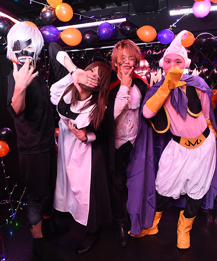 メイドからアニメキャラからゾンビ化したドラキュラ、さらに魔人の寄せ集め