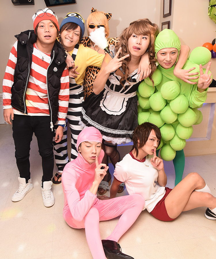 コスプレアソート♪ ピンクの全身タイツに革靴という組み合わせの妙もご堪能あれ。