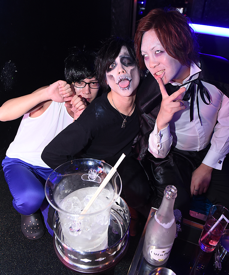 シャンパン飲み干しご機嫌なドラキュラと飲み足りないゾンビと、ひょっこりはんと。