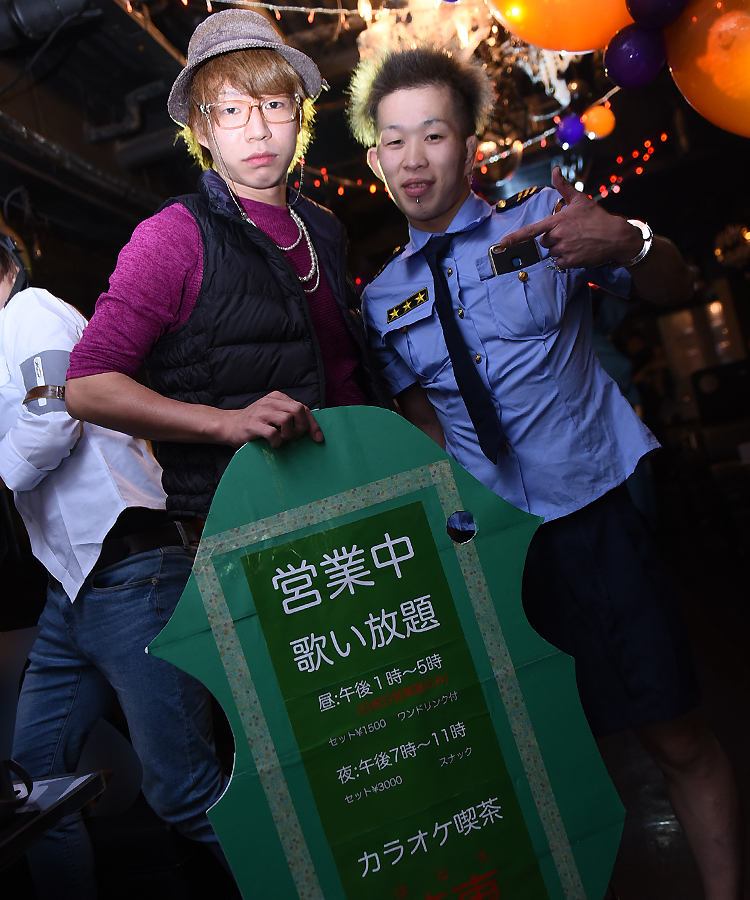 カラオケ喫茶「英恵」の店主と婦警さん…細かすぎて誰にも伝わらないコスプレ♪