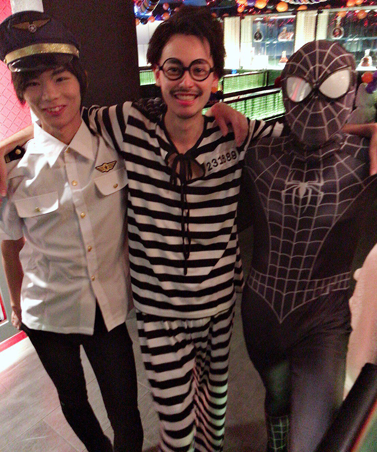 スパイダーマン&囚人&飛行士の仲良しトリオ!