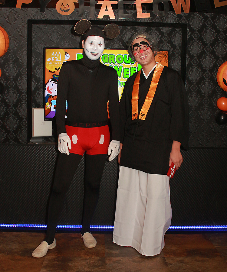 和尚とミッキーの変な組み合わせ