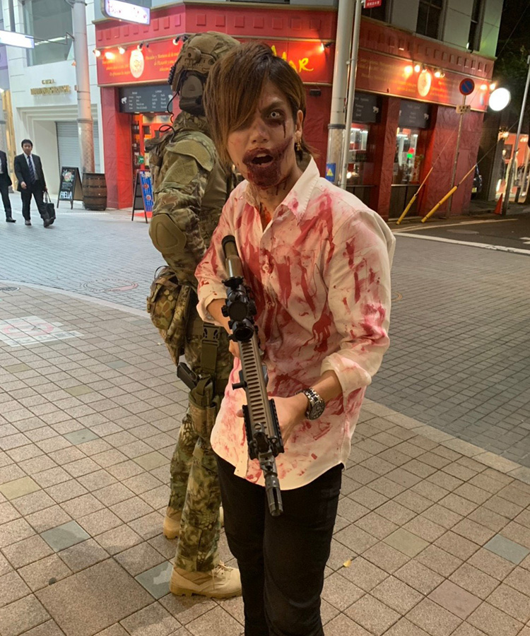 ゾンビが銃を手に街を破壊!!