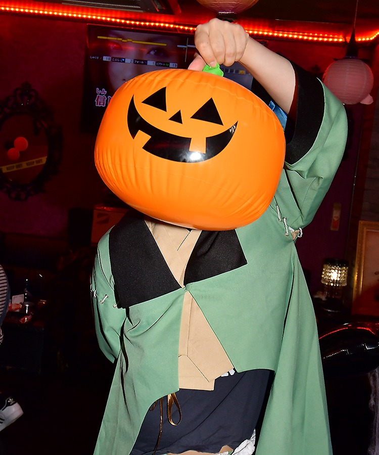 カボチャおばけを持って頂いて記念撮影☆