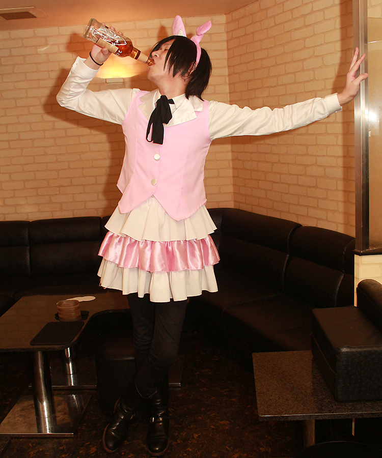 撮影のためわざわざガチ飲みしてくれたピンクのバニーちゃん