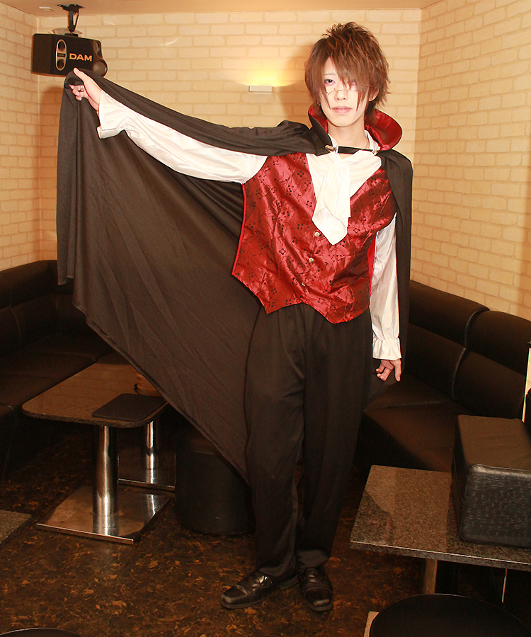 ドラキュラのようにマントを広げるとポーズが決まりました!!