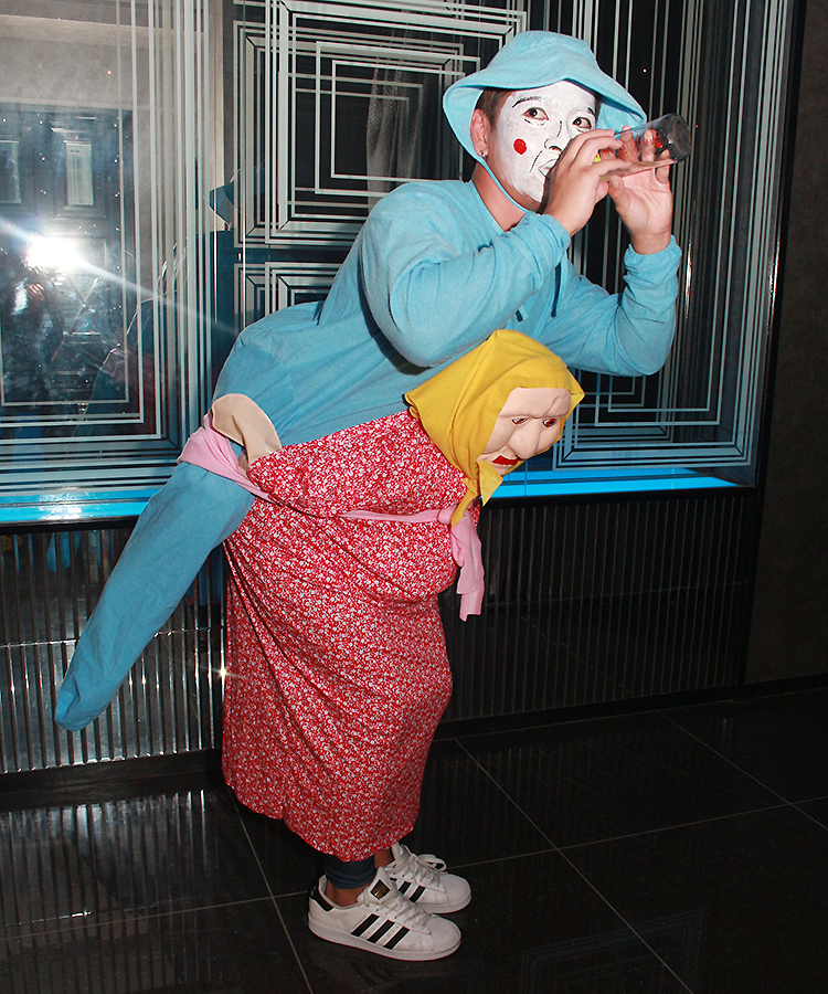 おばあちゃんがけんたくんをおんぶしてます