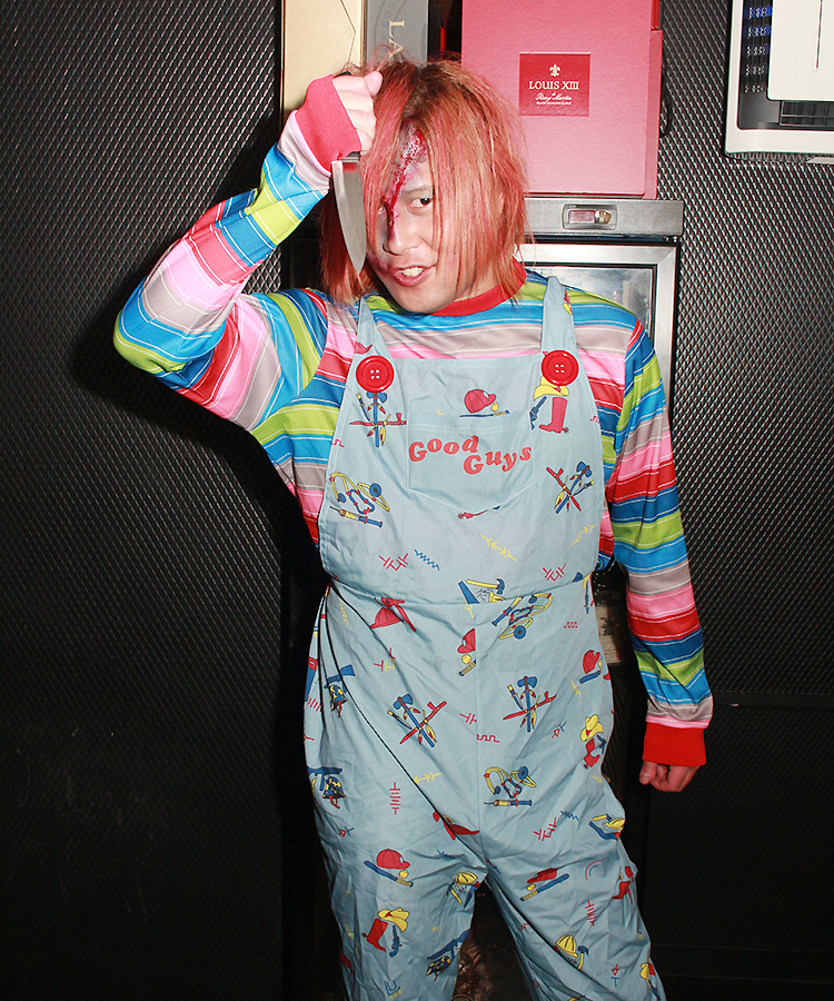 スクリーンの中からチャッキーが現れた!!