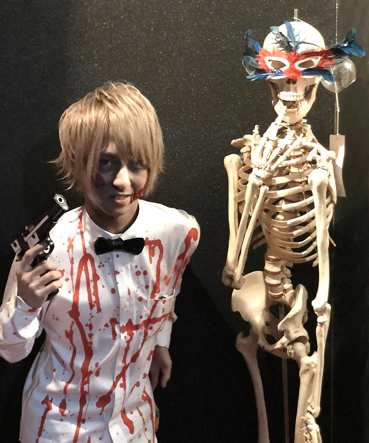 ガイコツと一緒にキラキラ☆ヒカルくんからツーショットをパチリ☆