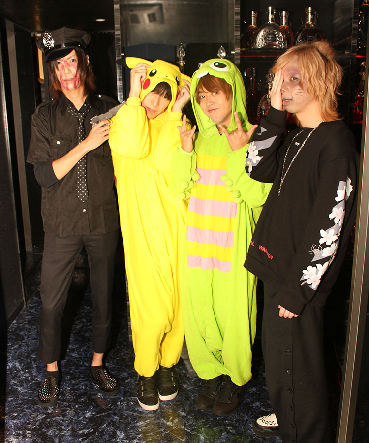 お茶目なポーズではいっちーず！