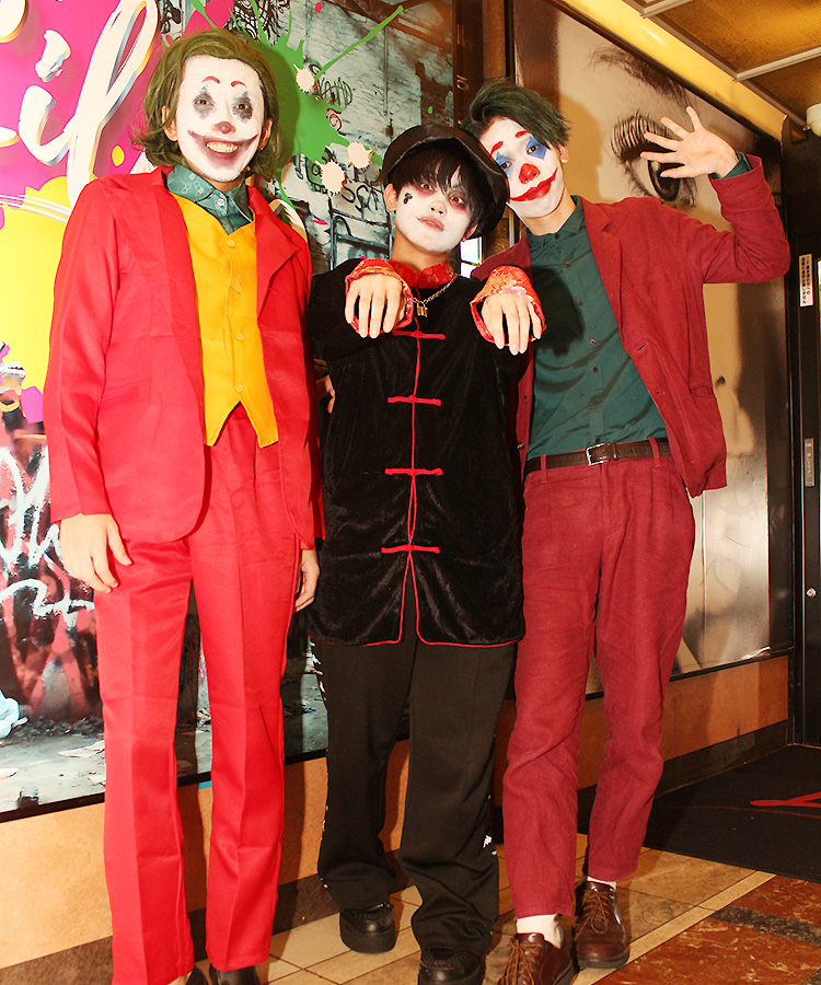 こわーいポーズと表情で♪