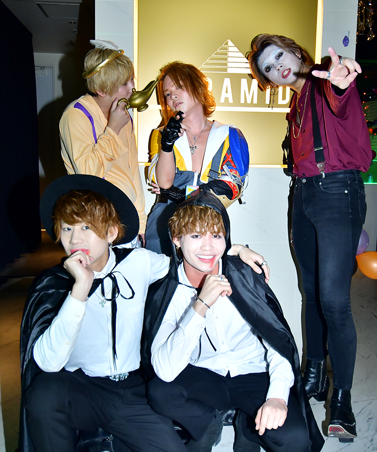 竜店長を中心にみなさんで記念ショット☆