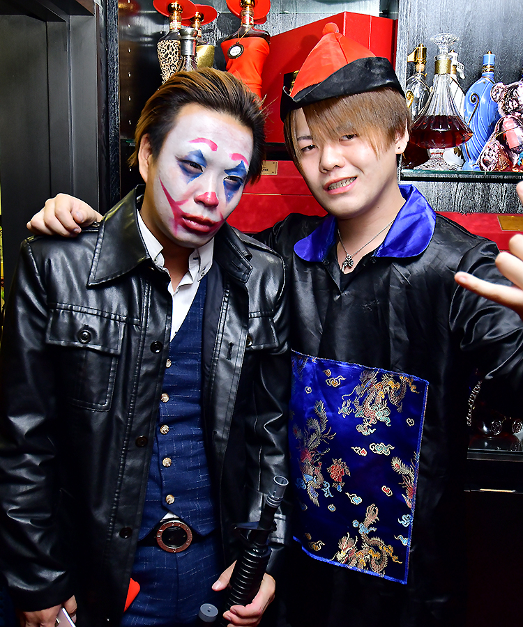 疲れ切ったピエロと可愛らしいキョンシー♪