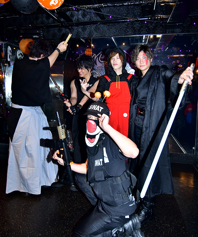 黒を基調としたイケメン軍団到来（戦闘中の2人含む）