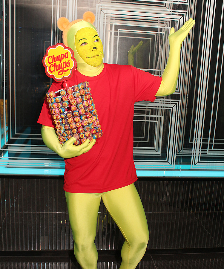 蜂蜜じゃなく、チュッパチャップスを配るプーさん