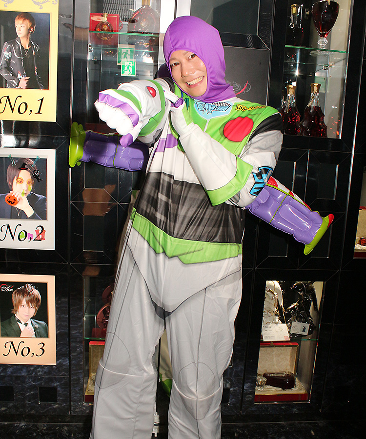 今年はバズ・ライトイヤーのコスプレで可愛くポーズ♪