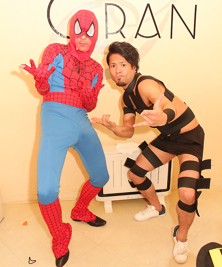 スパイダーマンのポーズで記念の2ショット☆