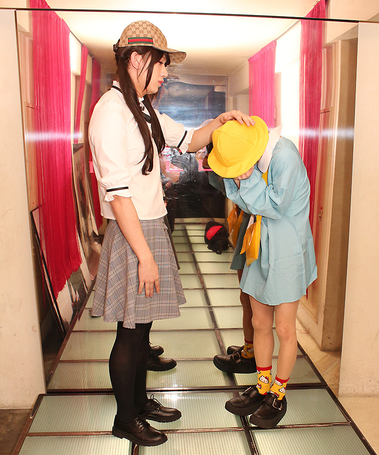 泣き止まない弟をあやす姉