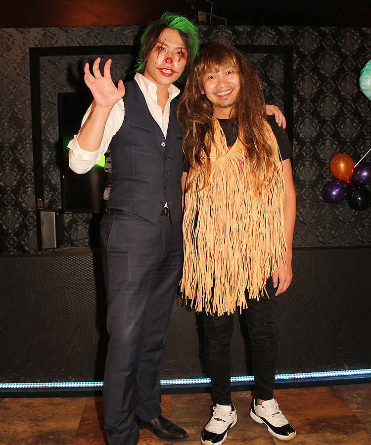 ウィッグをかぶったこなきじじいとジョーカーの2ショット☆